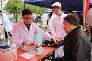 团员医务人员“学雷锋义诊”