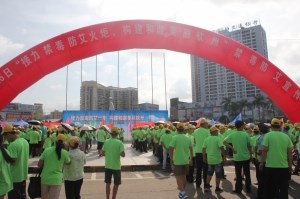 参加健步走禁毒活动