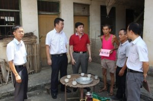 慰问浦北县乐民镇老党员