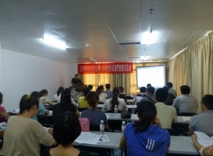 举办艾滋病、肝炎治疗经验会