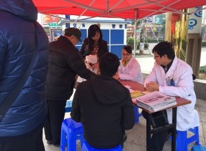 团委参与“广场志愿服务”义诊