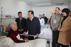 市领导到我院慰问离休干部