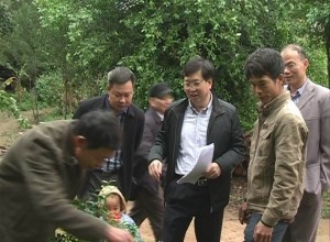 扶贫干部到贫困户“认家门”