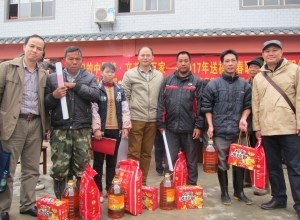 春节慰问送温暖　精准扶贫入人心