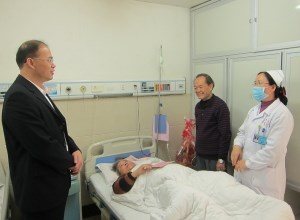 党委书记黎华彪慰问住院员工