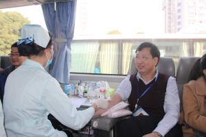 我院两百医务人员献血六万毫升