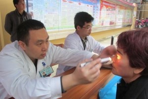 我院党员志愿者开展学雷锋义诊活动
