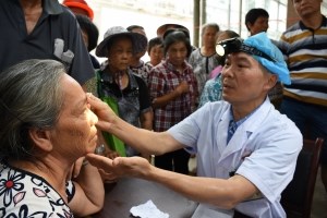 我院组织下乡开展“爱眼日”义诊活动