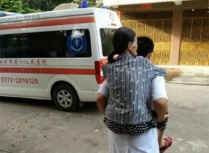 急诊医生背病人获点赞