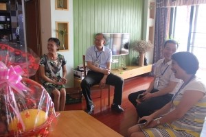 院党委开展“迎七一”慰问党员活动