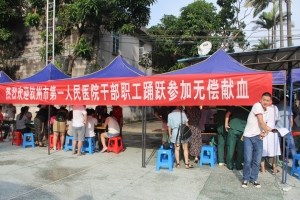 我院两百多医务人员献血近七万毫升