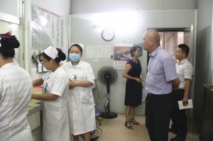 郑达武副院长到港区人民医院调研
