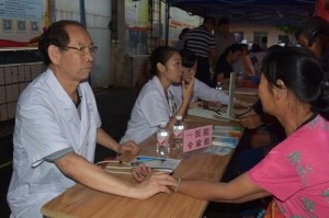 积极参加“健康扶贫进万家”共建活动-我院党员医疗专家和青年歌手走进黄屋屯