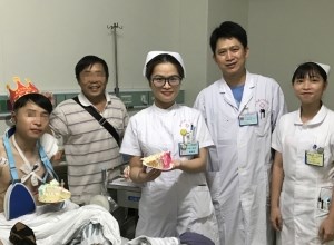 情暖病房｜骨科医生胡思科为手术病人庆生