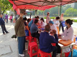 敬老爱老 | 钦州市第一人民医院开展“敬老月”义诊活动