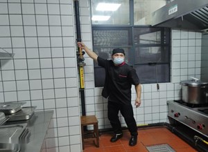安全常抓不懈　演练防患未然｜钦州市第一人民医院食堂开展燃气泄漏及食品安全应急预案演练　