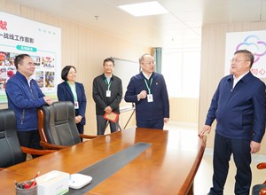 各级领导春节前看望慰问钦州市第一人民医院医务人员代表