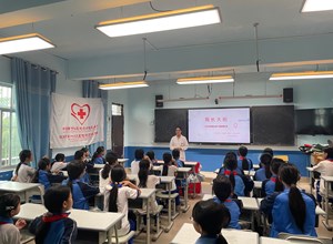 以爱为光，照亮成长路｜钦州市第一人民医院到龙门港学校开展“青春期” 科普活动