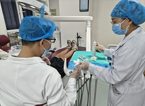 筑牢儿童口腔健康“牙线”|钦州市第一人民医院举办免费“涂氟”活动
