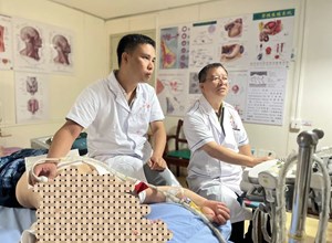 深圳、柳州、百色超声同行，到我院开展超声造影互访学习